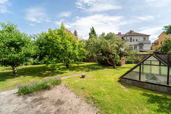 Pohled na zahradu - Prodej domu 190 m², Kolín