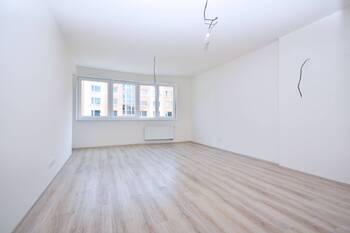 Obývací pokoj s kuchyňským koutem. - Prodej bytu 2+kk v družstevním vlastnictví 53 m², Praha 9 - Letňany