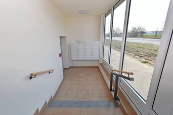 Vstupní chodba.  - Prodej bytu 2+kk v družstevním vlastnictví 53 m², Praha 9 - Letňany