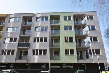 Pohled na dům z parkoviště. - Prodej bytu 2+kk v družstevním vlastnictví 53 m², Praha 9 - Letňany