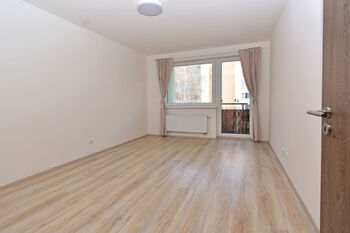 Ložnice se vstupem na balkón. - Prodej bytu 2+kk v družstevním vlastnictví 53 m², Praha 9 - Letňany