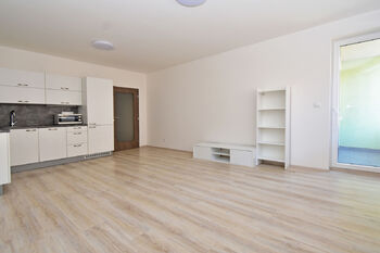 Obývací pokoj s jídelním a kuchyňským koutem, se vstupem na balkón. - Prodej bytu 2+kk v družstevním vlastnictví 53 m², Praha 9 - Letňany