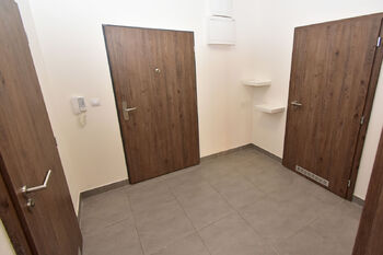 Vstupní chodba. - Prodej bytu 2+kk v družstevním vlastnictví 53 m², Praha 9 - Letňany