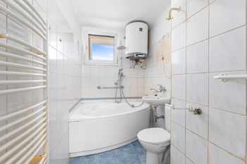 koupelna s WC  - Prodej bytu 3+1 v osobním vlastnictví 76 m², Nové Hrady