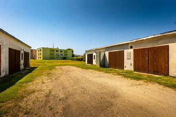 garáž s možností přikoupení - Prodej bytu 3+1 v osobním vlastnictví 76 m², Nové Hrady