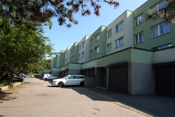 pohled na dům se vchodem - Prodej bytu 2+kk v osobním vlastnictví 49 m², Praha 4 - Chodov