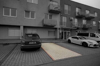 vyznačené parkovací místo - Pronájem bytu 3+kk v osobním vlastnictví 55 m², Brno