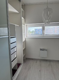 ložnice vestavné skříně - Pronájem bytu 3+kk v osobním vlastnictví 55 m², Brno