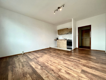 hlavní pokoj s kuchyňským koutem - Pronájem bytu 1+kk v družstevním vlastnictví 28 m², Jablonec nad Nisou