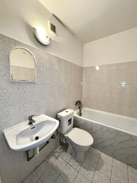 koupelna s vanou - Pronájem bytu 1+kk v družstevním vlastnictví 28 m², Jablonec nad Nisou