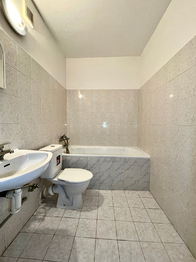koupelna s vanou - Pronájem bytu 1+kk v družstevním vlastnictví 28 m², Jablonec nad Nisou