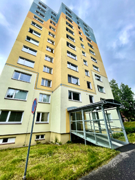 pohled na dům - Pronájem bytu 1+kk v družstevním vlastnictví 28 m², Jablonec nad Nisou 