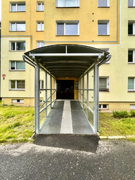 bezbarierový vchod - Pronájem bytu 1+kk v družstevním vlastnictví 28 m², Jablonec nad Nisou