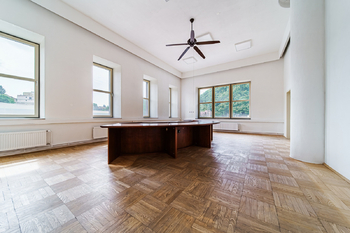 Prodej obchodních prostor 2380 m², Adamov
