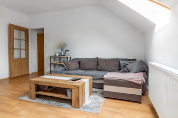 Obývací pokoj - Pronájem bytu 2+kk v osobním vlastnictví 48 m², Jesenice