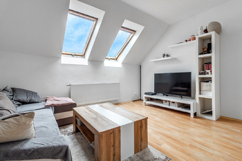 Obývací pokoj - Pronájem bytu 2+kk v osobním vlastnictví 48 m², Jesenice