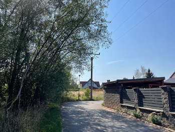 pohled na pozemek z Obloukové ulice - Prodej pozemku 826 m², Svojetice