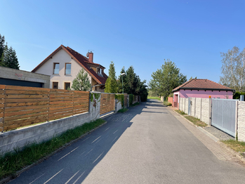 příjezdová komunikace - Prodej pozemku 826 m², Svojetice