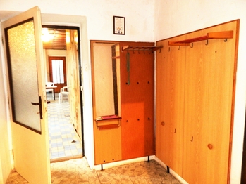 Průhled na verandu. - Prodej domu 290 m², Zálší