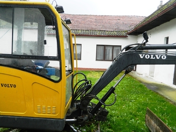 Na dvoře. - Prodej domu 290 m², Zálší