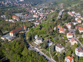 Prodej pozemku 1340 m², Praha 5 - Hlubočepy
