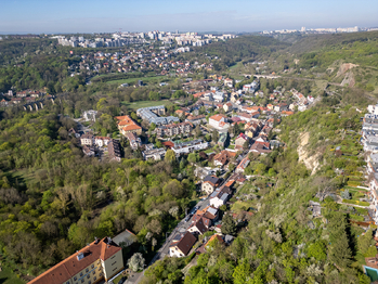 Prodej pozemku 1340 m², Praha 5 - Hlubočepy