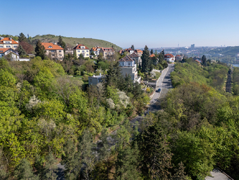 Prodej pozemku 1340 m², Praha 5 - Hlubočepy