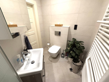 Koupelna 1.  - Pronájem kancelářských prostor 127 m², Praha 3 - Vinohrady