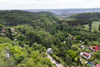 Dron - pohled na Višňovku 1 - Prodej domu 113 m², Praha 5 - Slivenec