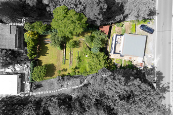 Dron - horní pohled na dům a pozemek - Prodej domu 113 m², Praha 5 - Slivenec