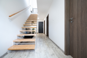 Chodba se schody - horní patra - Prodej domu 113 m², Praha 5 - Slivenec