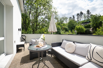 Terasa výhled na pozemek - Prodej domu 113 m², Praha 5 - Slivenec