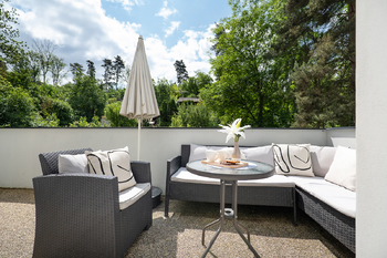Terasa - výhled z domu - Prodej domu 113 m², Praha 5 - Slivenec