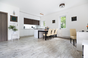 Pohled na obývací prostor a kuchyni - Prodej domu 113 m², Praha 5 - Slivenec 