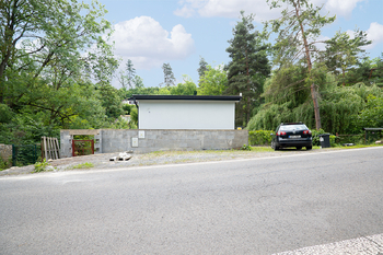 Pohled z ulice - Prodej domu 113 m², Praha 5 - Slivenec