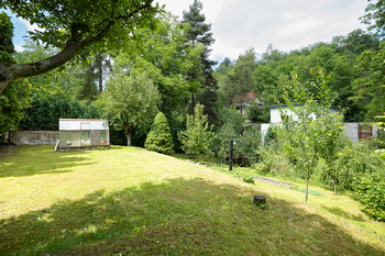 Pohled na dům z pozemku + skleník - Prodej domu 113 m², Praha 5 - Slivenec