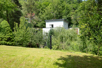 Pohled na dům z pozemku - Prodej domu 113 m², Praha 5 - Slivenec