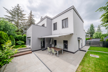 dům z venku - Pronájem kancelářských prostor 195 m², Jesenice 