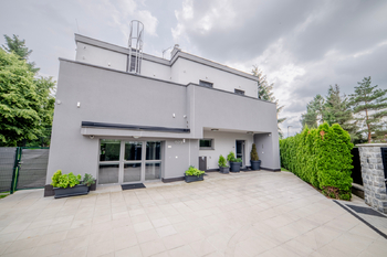 dům z venku  - Pronájem kancelářských prostor 195 m², Jesenice