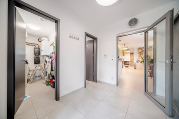 technická místnost, koupelna a vstup na recepci - Pronájem kancelářských prostor 195 m², Jesenice