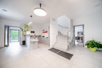 hala s recepcí  - Pronájem kancelářských prostor 195 m², Jesenice