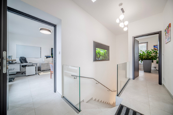 první patro vchod do kanceláří - Pronájem kancelářských prostor 195 m², Jesenice