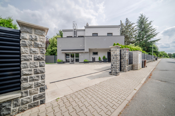 pohled ze silnice  - Pronájem kancelářských prostor 195 m², Jesenice