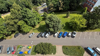 MHD zastávka a parkoviště před domem - Prodej bytu 3+1 v osobním vlastnictví 70 m², Chomutov