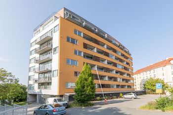 Pohled na dům - Pronájem bytu 1+kk v osobním vlastnictví 40 m², Praha 9 - Vysočany 