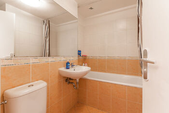 Koupelna a WC - Pronájem bytu 1+kk v osobním vlastnictví 40 m², Praha 9 - Vysočany