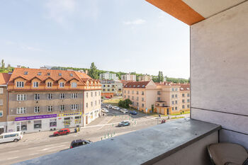 Výhled z balkonu - Pronájem bytu 1+kk v osobním vlastnictví 40 m², Praha 9 - Vysočany