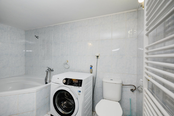 Koupelna 1 NP foto 2 - Prodej domu 109 m², Lysice