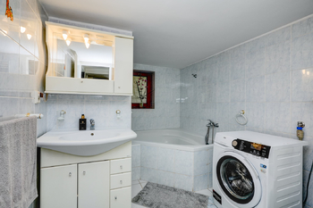 koupelna 1 NP foto 1 - Prodej domu 109 m², Lysice