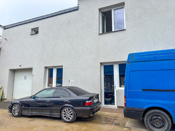 pohled na dům - Pronájem bytu 1+kk v osobním vlastnictví 33 m², Tachlovice